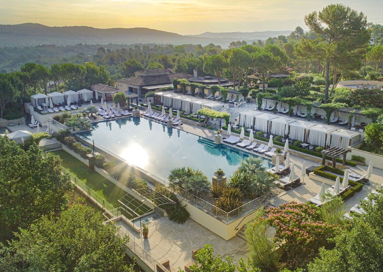 Vue sur la piscine de Terre Blanche - Hôtel Resort 5 étoiles - Spa - Golf - Restaurant étoilé