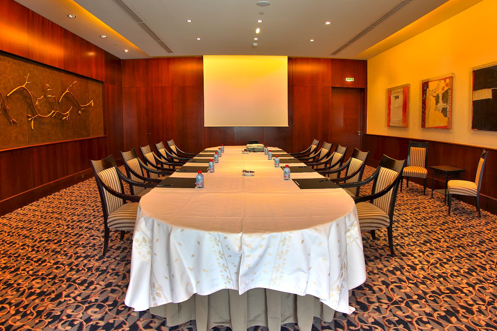 Salon Callian - Mise en place Boardroom jusqu'à 12 personnes