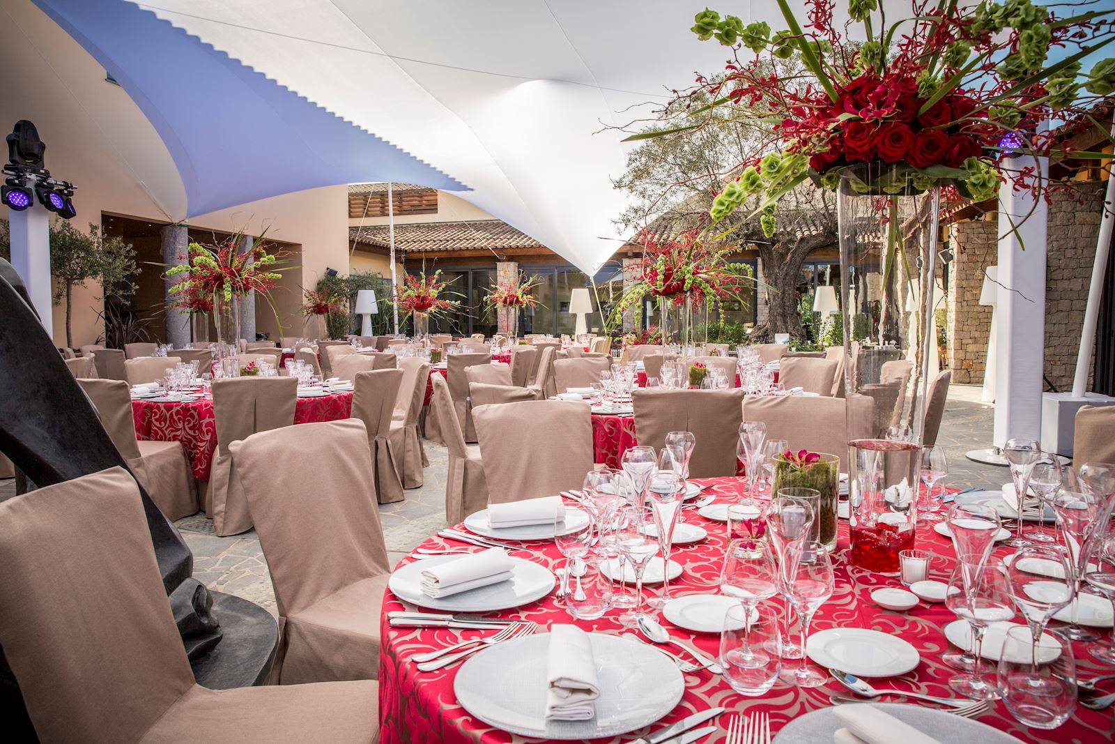 Patio de l'hôtel - mise en place Banquet jusqu'à 120 personnes