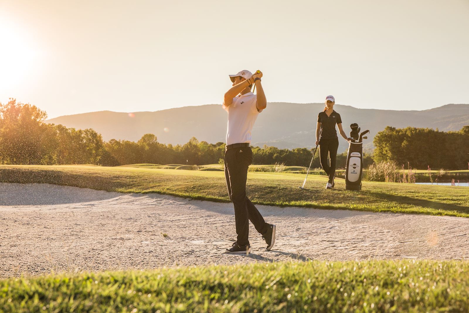 Golfeur exécutant un swing dans un bunker