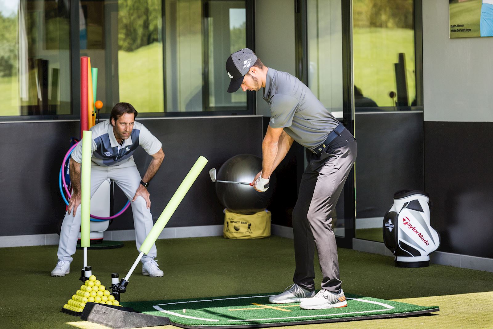 Cours de Golf - Personne apprend le swing