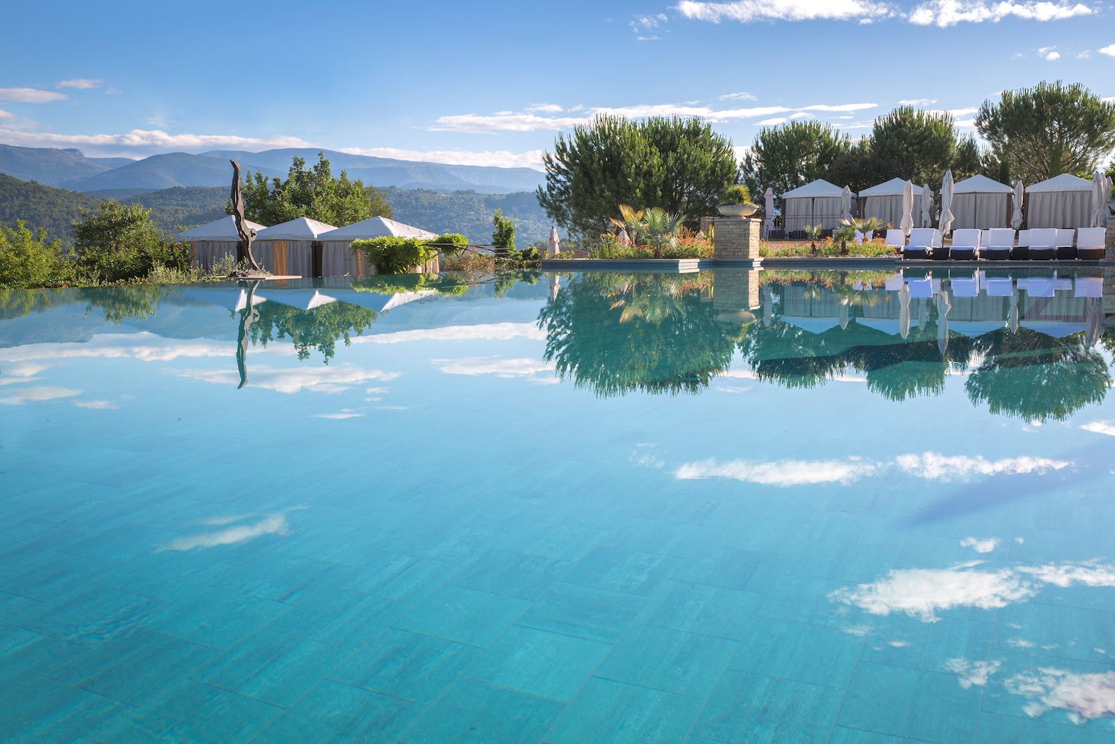 Piscine à débordement Terre Blanche