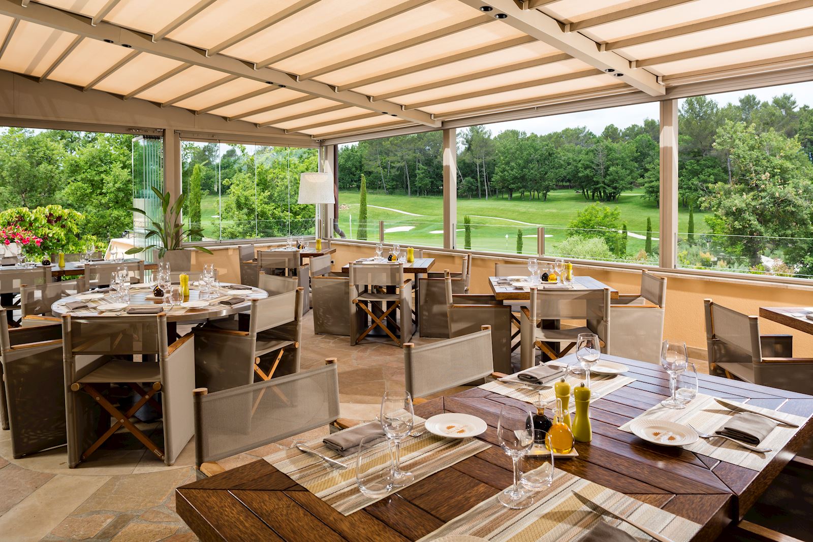 Vue sur le restaurant Les Caroubiers devant le trou n°18 du parcours du Riou