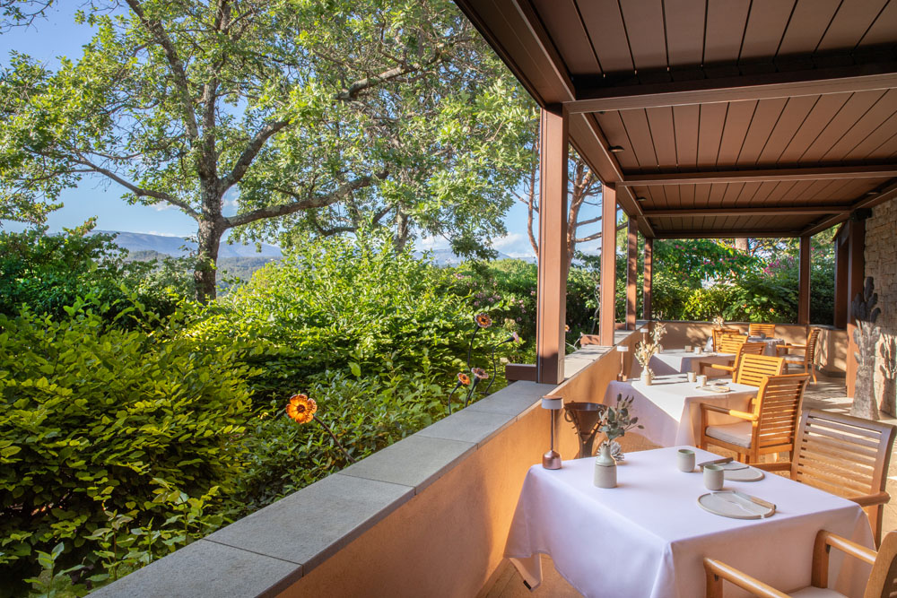 Terrasse extérieure du restaurant le Faventia - Terre Blanche