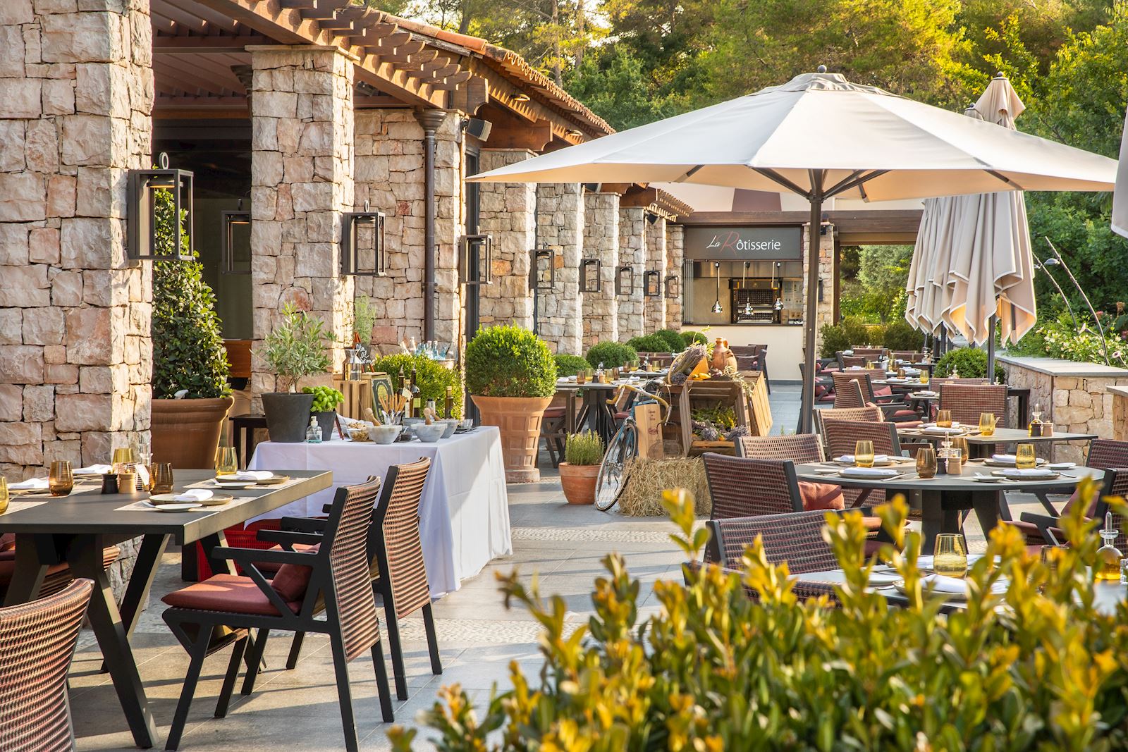 Terrasse extérieure du restaurant le Gaudina