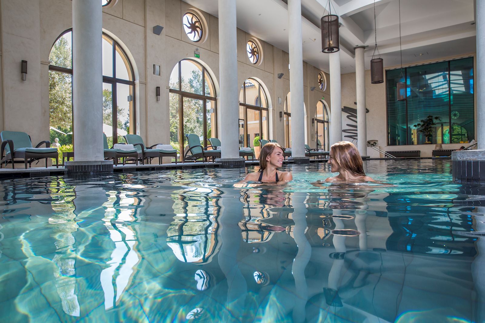 rencontre conviviale à la piscine intérieure avec vue sur la végétation extérieure de Terre Blanche