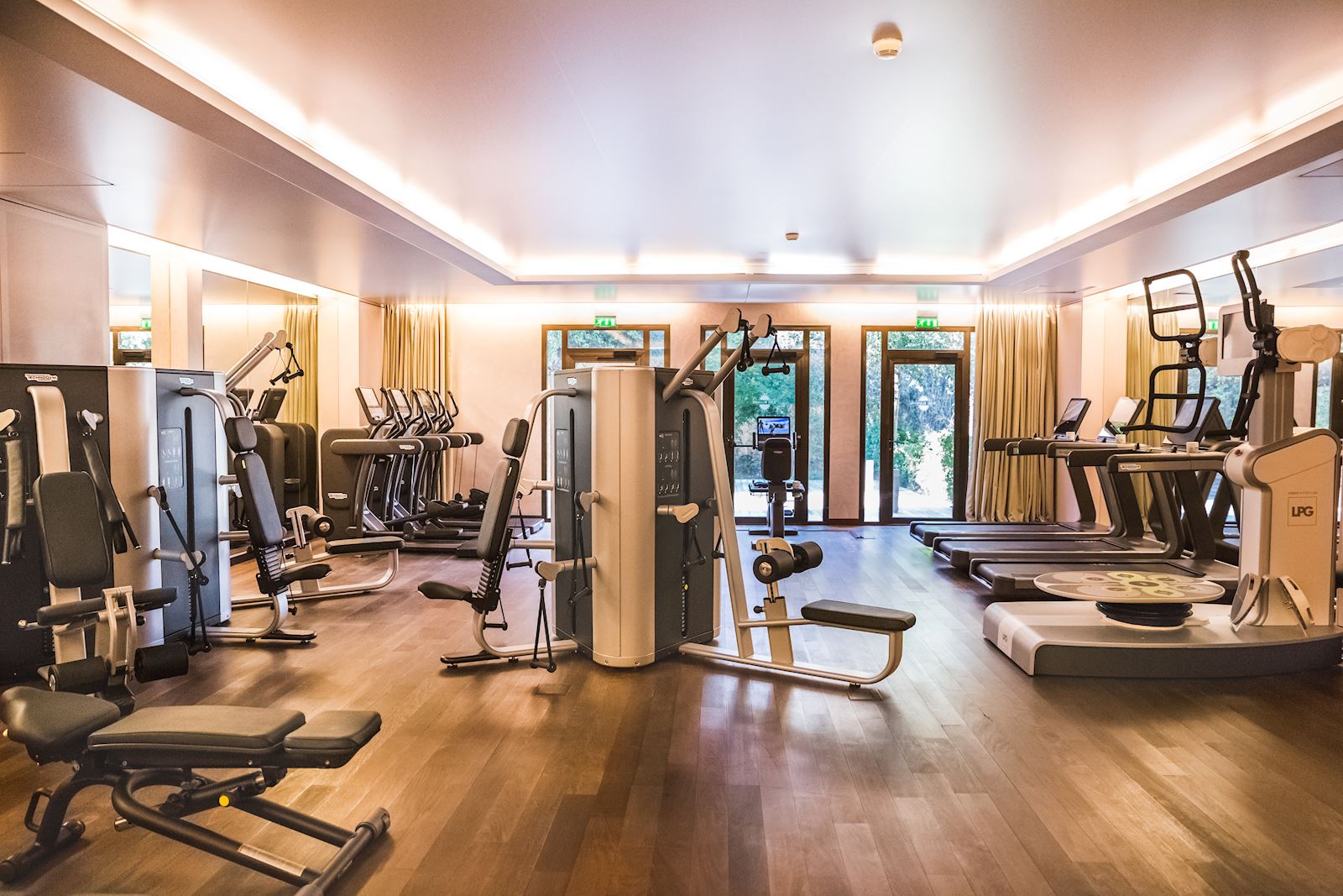 grande salle de fitness avec large choix d'appareil moderne de musculation au domaine de Terre Blanche