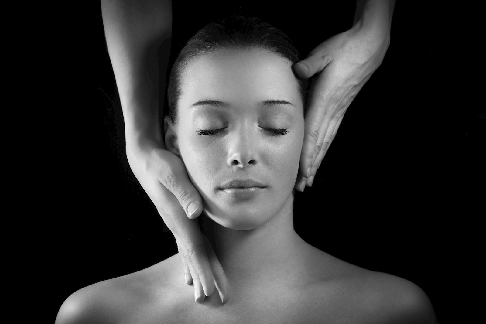 pratique de massage pour les soins du visage à Terre Blanche