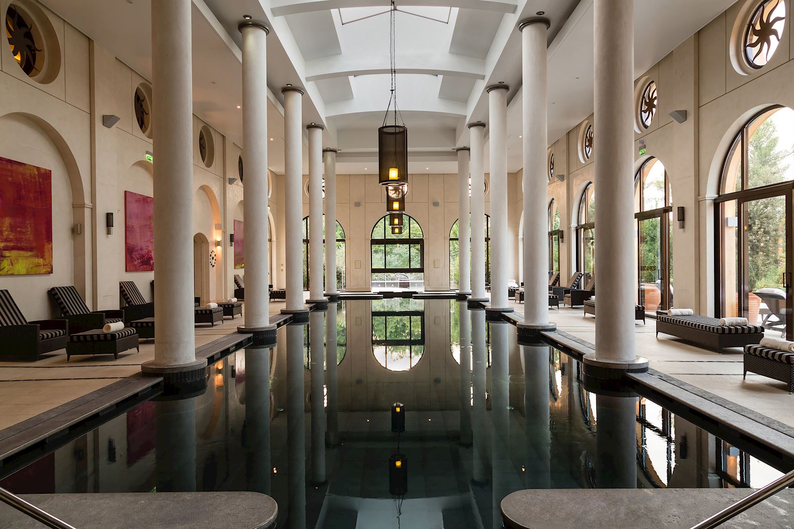 piscine couverte en verrière et lanterne du domaine de Terre Blanche