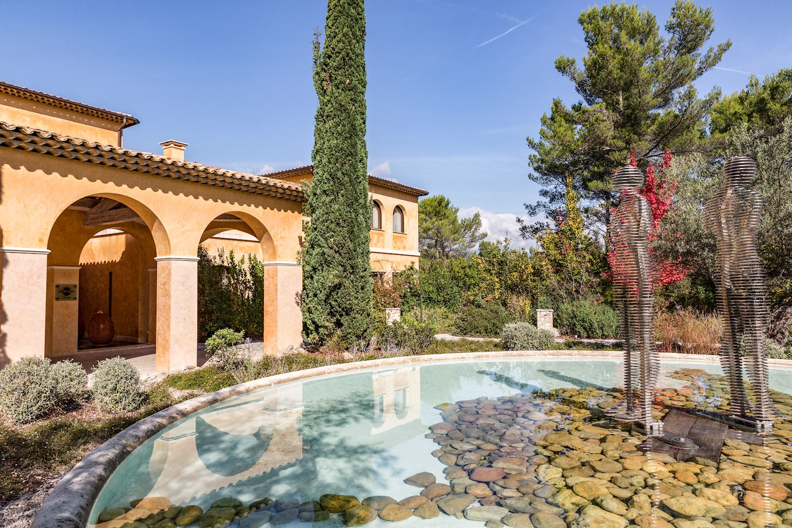 statue contemporaine  dans un bassin d'un patio de terre Blanche