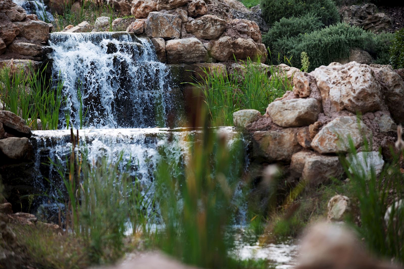 cours d'eau arpentant une cascade en pierre du domaine de Terre Blanche