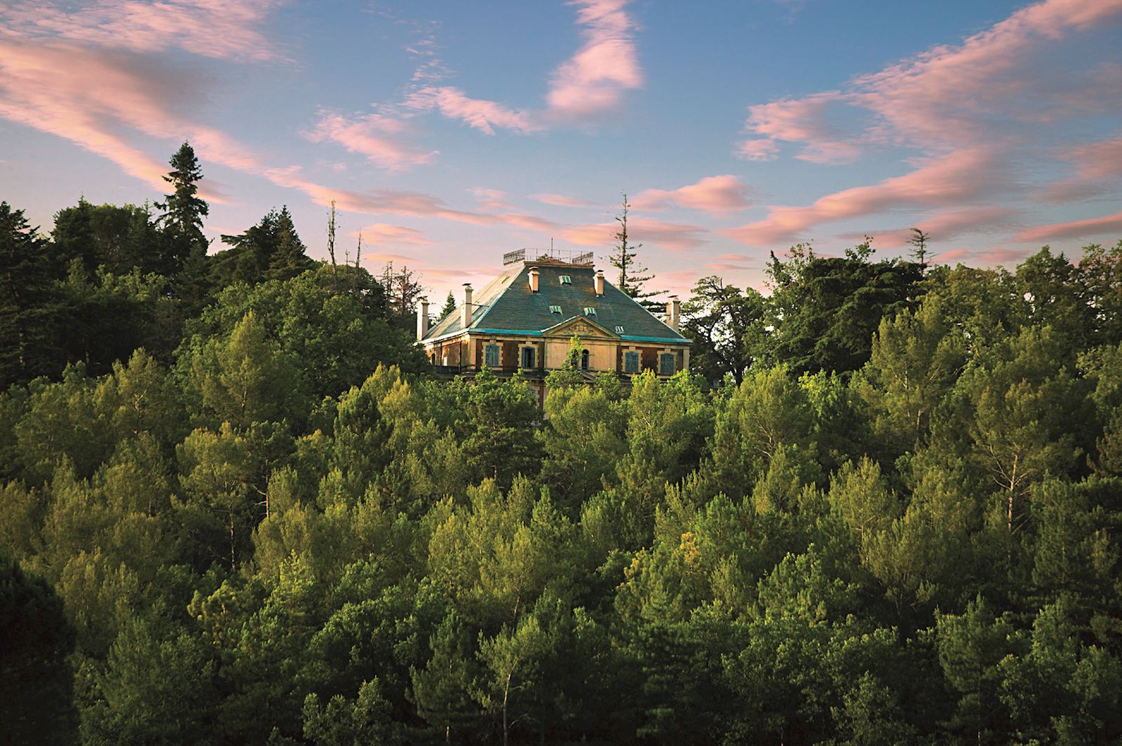 maison d'exception au sommet de la fôret de Terre Blanche