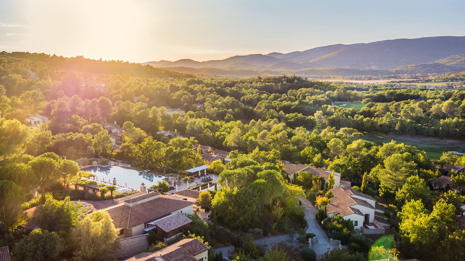 vue aérienne villas avec piscine du domaine de Terre Blanche