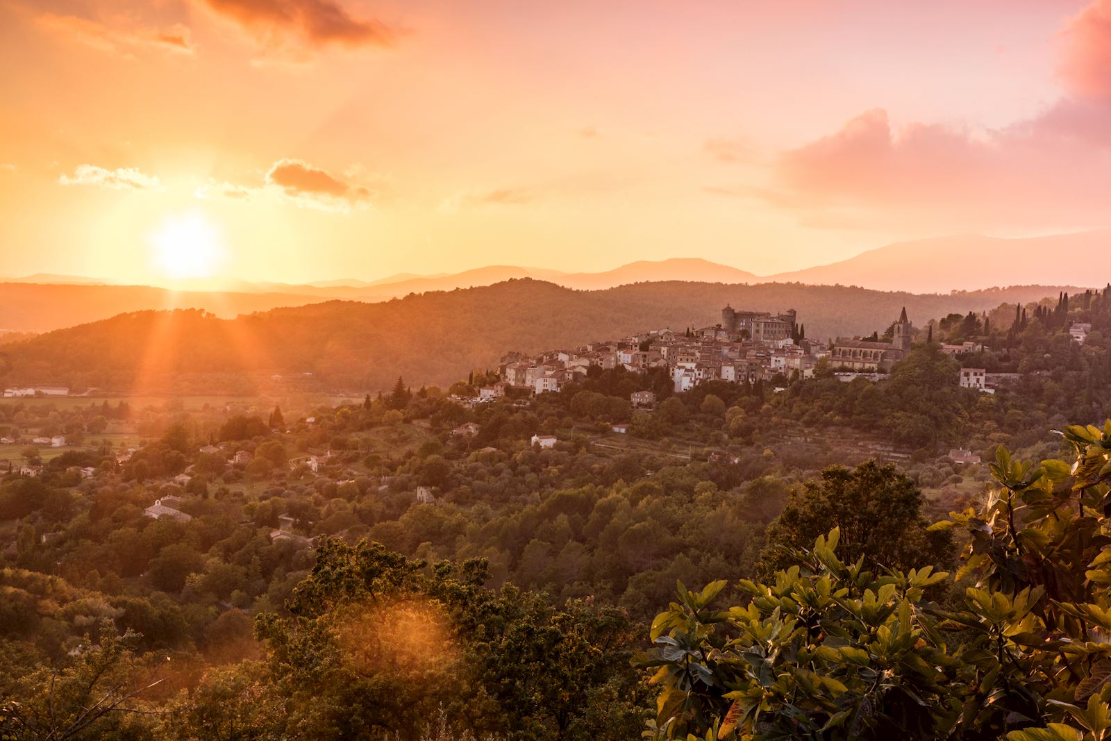 vue d'un village provençal au soleil couchant proche domaine de Terre Blanche