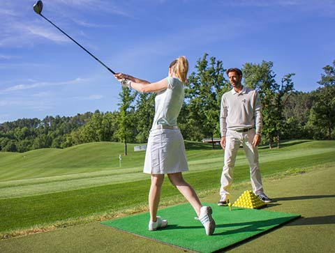 Cours de Golf - Personne réalisant un swing lors d'un cours de Golf